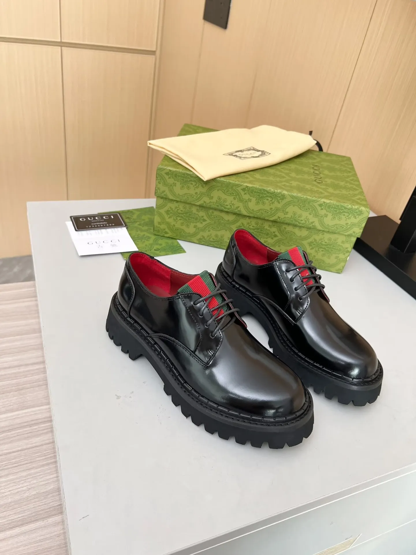 👟👟Ex-factory price 480👟👟 ✅The latest Gucci GUCCI lace-up loafers at the counter. They are mainly matched with various styles of trendy clothes to highlight their fashion. ✅ A must-have recommended ➡️ Fabric: cowhide, open edge beads Inner/foot pads: red cow lining Color: black Size: 34-41 (34, 41 need to be customized) Heel height: 5cm Outsole: Foam outsole material ✅ Equipped with cloth bag and card